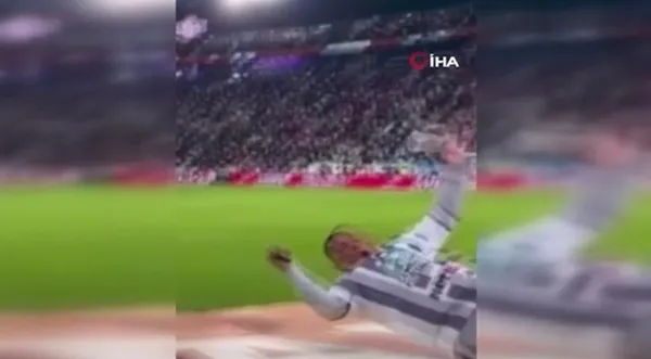 Meksika’da şaşkına çeviren olay: Taraftar tribünden yedek kulübesine atladı - 2