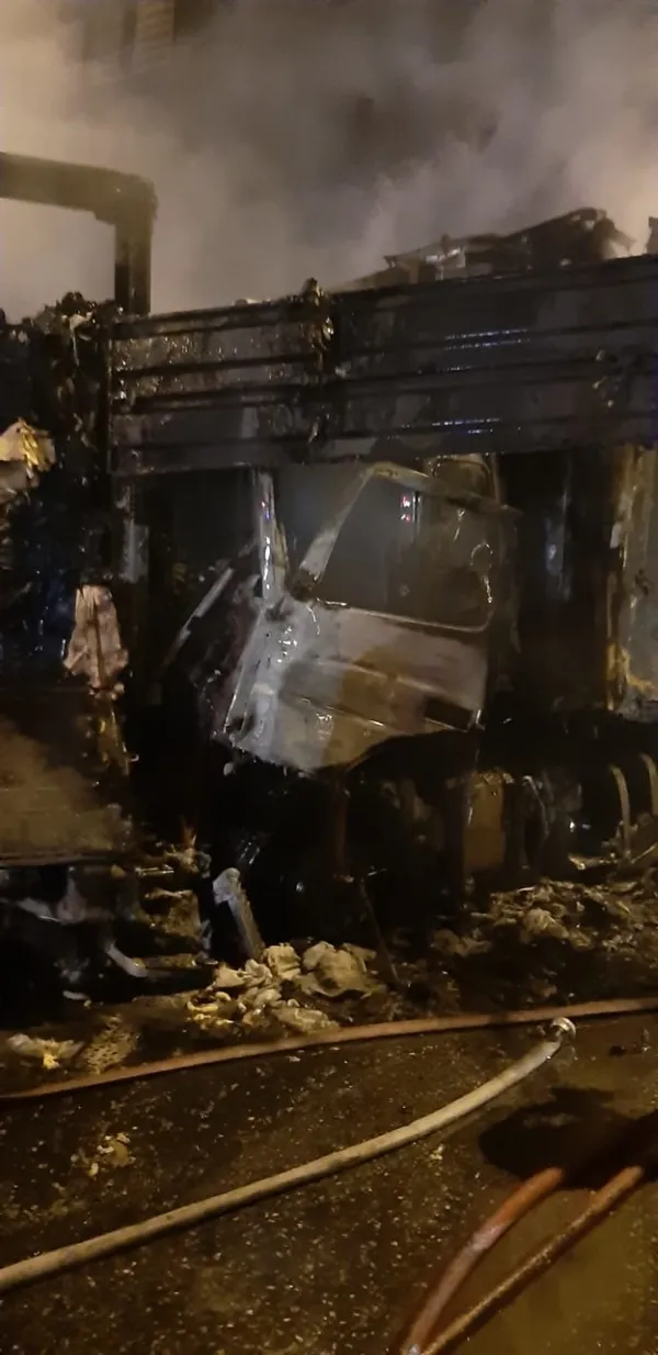 Mersin’de kaza sonrası TIR alev aldı! Araca sıkışan şoför yanarak can verdi - 3