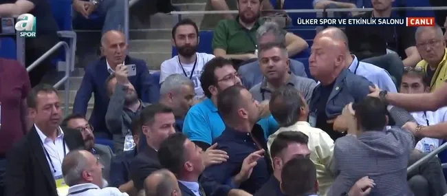 fenerbahce-kongresinde-gergin-anlar-uyeler-birbirine-girdi-1687004344303.jpg Fenerbahçe Kongresi'nde gergin anlar! Üyeler birbirine girdi - 3