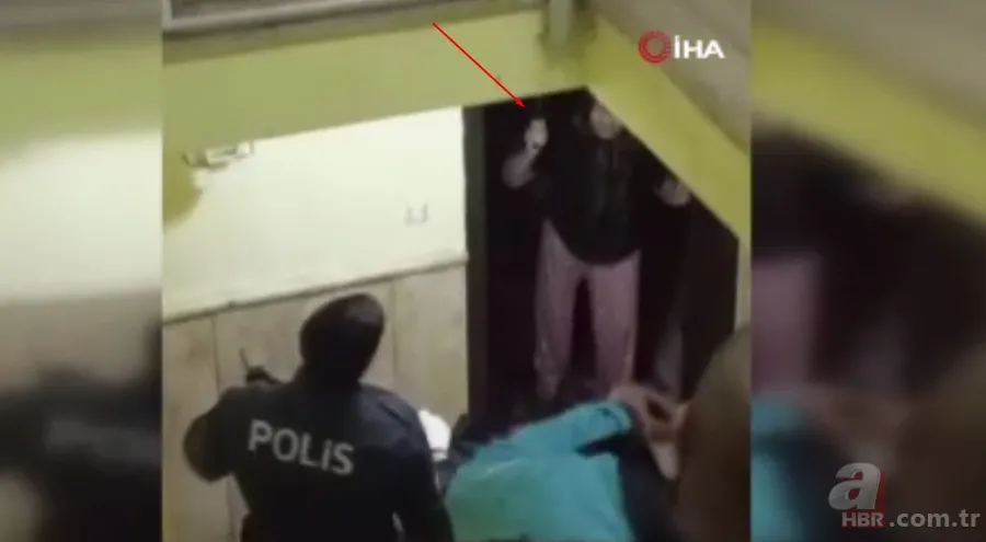 Yaşlı çift dehşet saçtı! Polise satırla saldırı girişimi kamerada | Kimyasal madde ile zehirlemeye çalıştılar 4