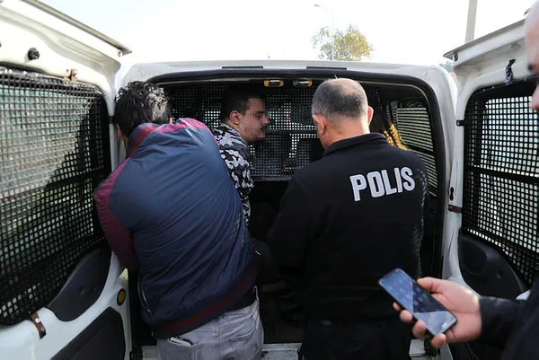 Polisin 'dur' ihtarına uymayan taksiden uyuşturucu çıktı - 1