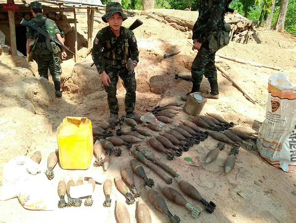 Myanmar'da isyancılar orduya ait karakolu yaktı - 1