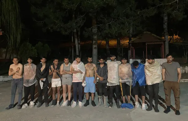 Son dakika: Kırklareli’nde sınır hattında yarı çıplak halde 84 düzensiz göçmen yakalandı