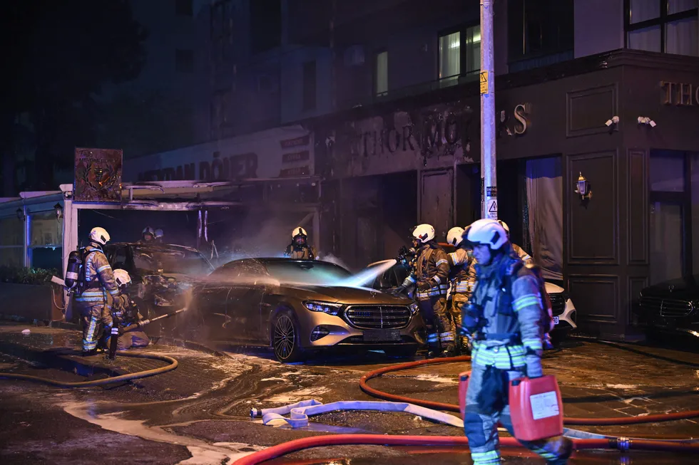 Kadıköy’de gece paniği! Galeri önündeki araçlar alev alev yandı - 1