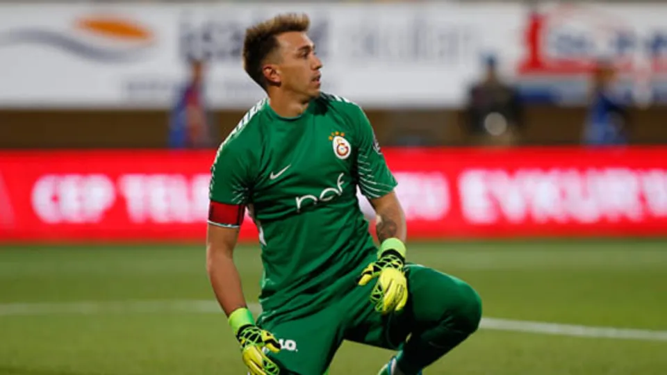 Muslera'ya İngiltere'den resmi teklif!