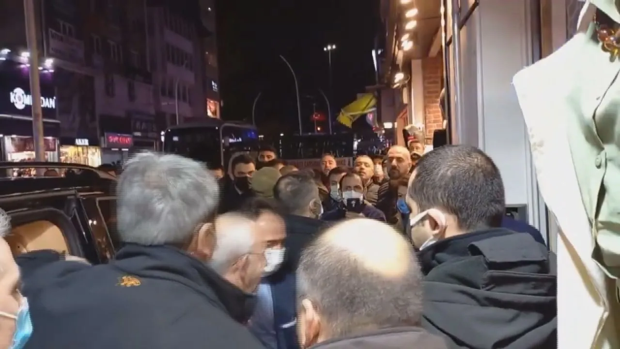 Bakırköy'de CHP Genel Başkanı Kılıçdaroğlu'na protesto! Belediye Başkanı Kerimoğlu'nun istifasını istediler