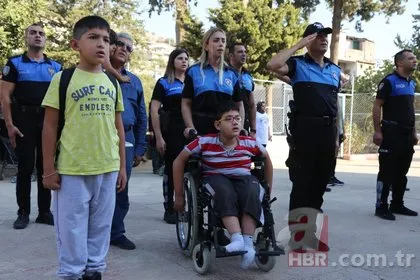 Adana’da ailesi kazada ölen kardeşleri okula polis götürdü! Çocuğun sözleri boğazları düğümledi: Anne ve babalarıyla gelen arkadaşlarımı görünce...