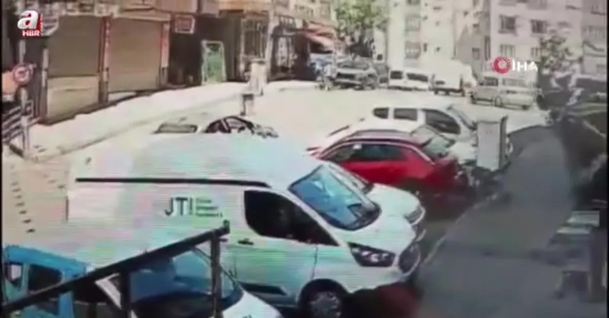 Eyüpsultan'da otomobil kaldırıma çıktı