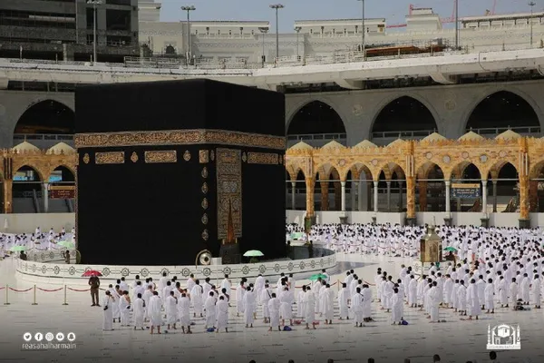 1634474261508.jpg Mescid-i Haram'da sosyal mesafesiz sabah namazı kılındı! - 4