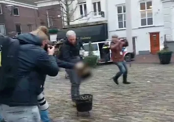 Hollanda'da polisin gözü önünde Kur'an-ı Kerim'e alçak saldırı! Polisler kutsalımızın yakılmasına engel olan Müslümanlara saldırdı