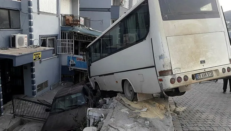 Aydın'da korku dolu anlar! Otobüs istinat duvarında asılı kaldı