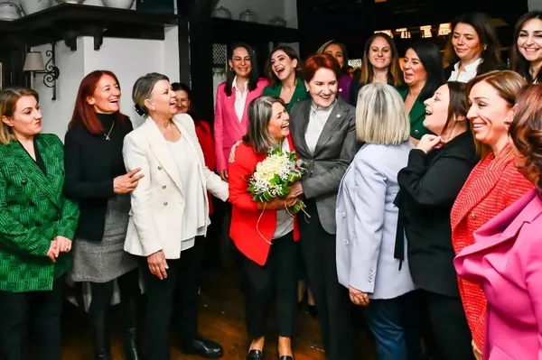 Meral Akşener'den tepki çeken görüşme: Tunceli Baro Başkanı Fatma Kalsen ile poz verdi! "Pençe Kılıç Harekatı" karşıtı bildiri yayınlayanlar arasındaydı - 1