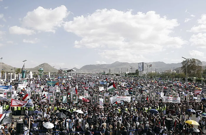 yemende-on-binlerce-kisi-gazze-ile-ogrenci-dayanismasina-destek-gosterisi-duzenledi-1714763645966.jpg Yemen'de on binler Gazze için ayaklandı! Destek yürüyüşü düzenlediler - 2