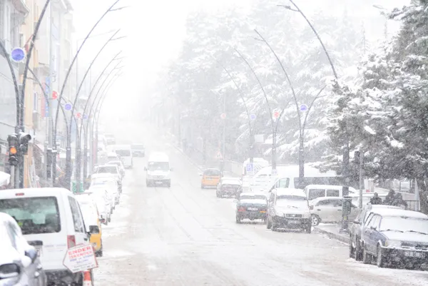 Meteoroloji peş peşe uyarmıştı! Aybar kar fırtınası İstanbul'u beyaza bürüdü! | İstanbul'da kar yağışı ne kadar sürecek? İşte son dakika kar haberleri - 17
