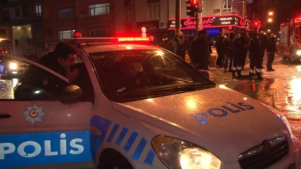 İstanbul Zeytinburnu’nda büyük panik! 4 katlı binanın çatısı alev alev yandı - 1