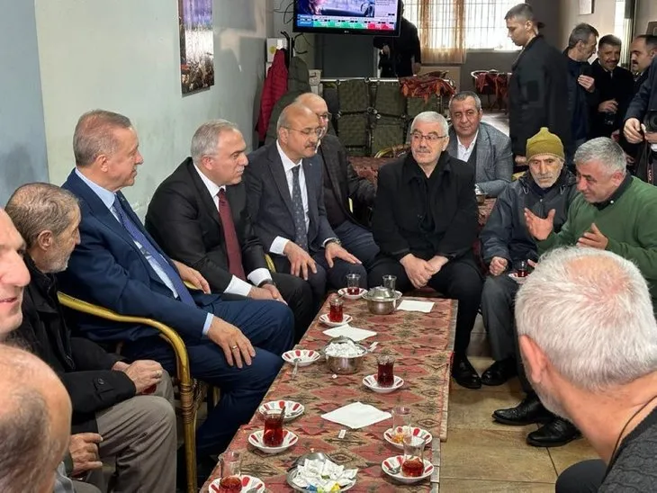 Başkan Erdoğan'dan Fatih'te esnaf ziyareti! Çay içip sohbet ettiler