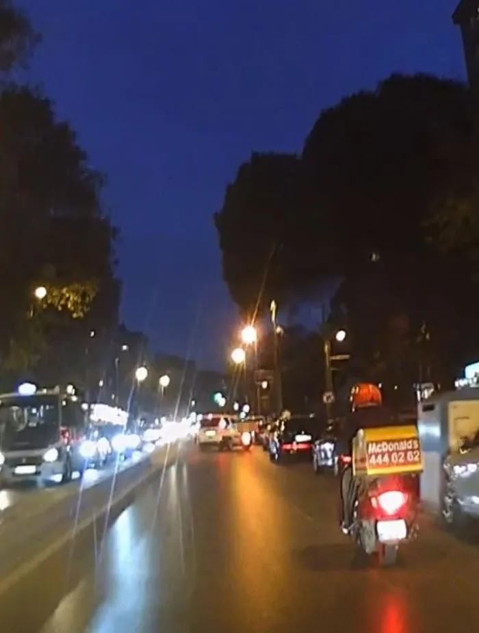 kadikoyde-hafif-ticari-arac-motosiklete-carpti-kaza-ani-kamerada-1759079660059.jpeg Kadıköy’de hafif ticari araç motosiklete çarptı: Kaza anı kamerada