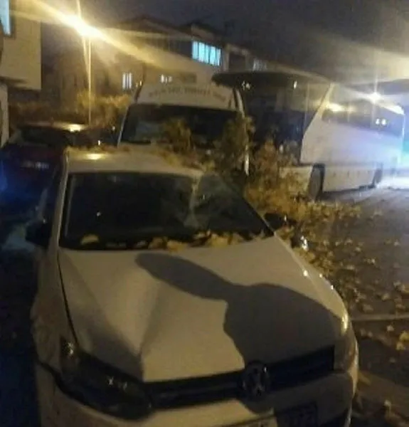Denizli’de freni boşalan sürücüsüz otobüs dehşet saçtı: 5 araca çarptı - 2