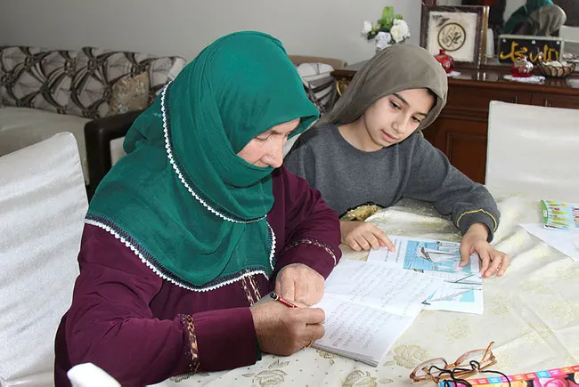 Vanlı 10 çocuk annesi Aslı teyze torunundan okuma yazma öğreniyor - 8