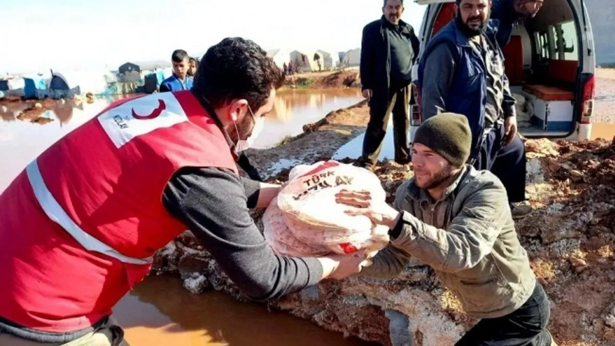 Türk Kızılay'ından İdlib'de engelli kamplarına yardım kolisi
