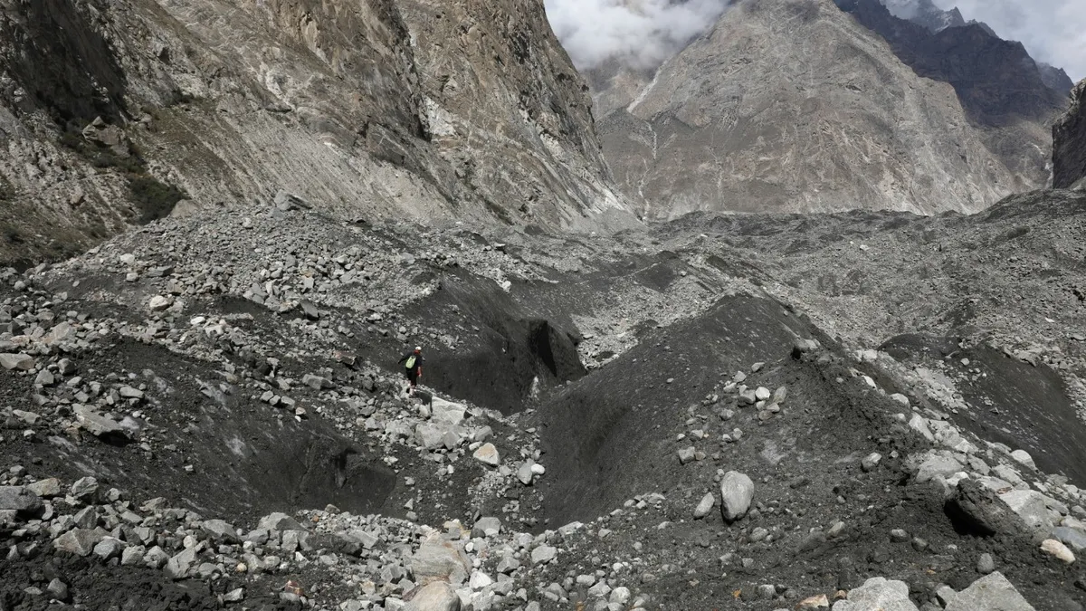 Pakistan'da genç dağcı tırmandığı buz duvarından düşerek hayatını kaybetti