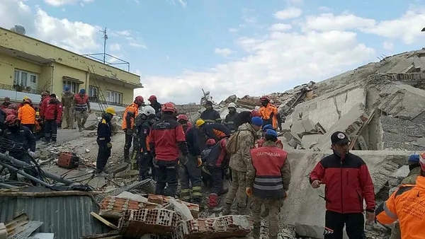 depremde-kolon-kesen-ve-yapimda-hatali-bulunan-4-kisi-yakalandi-depreme-iliskin-son-dakika-gelismesi-1676059495384.jpg Depremde kolon kesen ve yapımda hatalı bulunan 4 kişi yakalandı! Depreme ilişkin son dakika gelişmesi... - 2