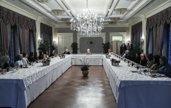 emine-erdogan-kadin-girisimcilerle-iftarda-bulustu-1650486261080.jpg Emine Erdoğan, kadın girişimcilerle iftarda buluştu - 1