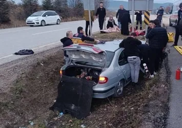 Karabük'te otomobil su kanalına düştü! Ölü ve yaralılar var