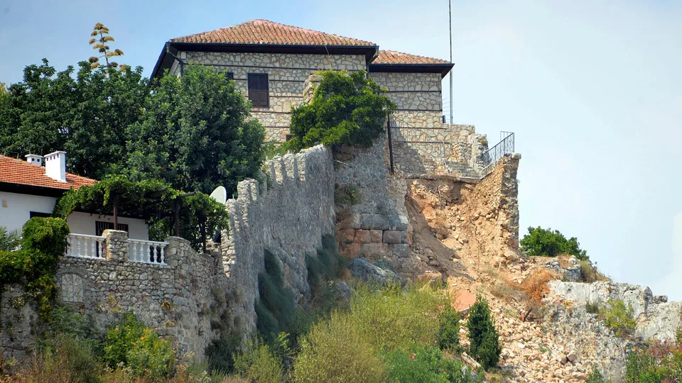 Alanya Kalesi'nde skandal görüntüler! Tarihi surları delip atık suyu boşaltmış