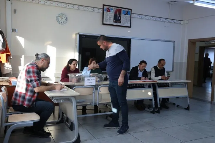 Türkiye yerel yöneticilerini seçiyor! Önce belediye başkanlığı pusulaları sayılacak