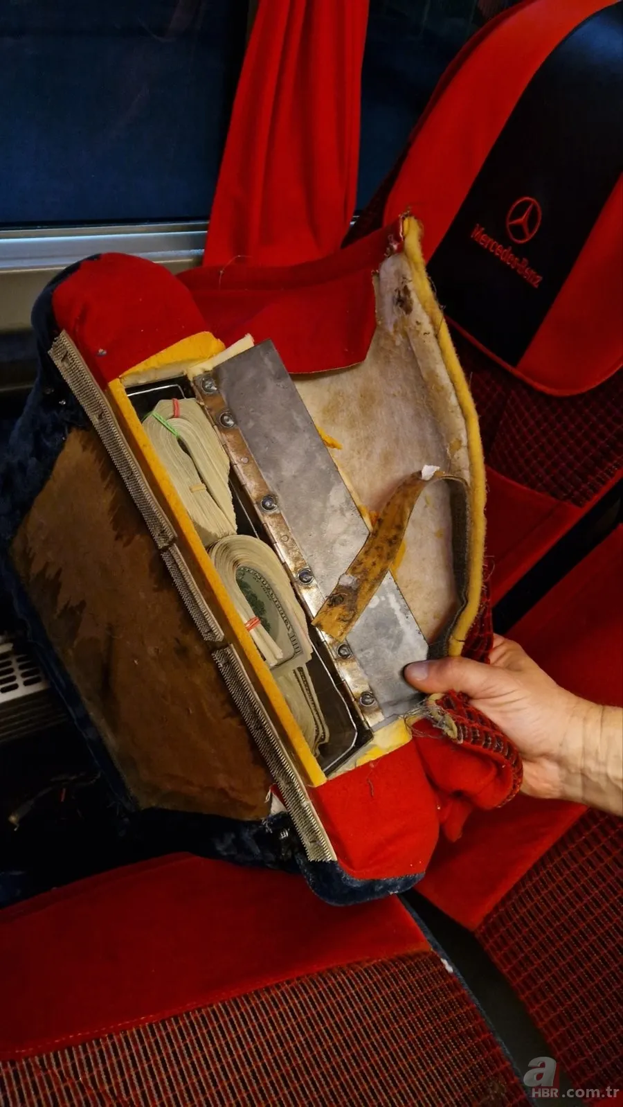 Mercedes otobüsün koltuğundan para fışkırdı! Görenler şoke oldu 7