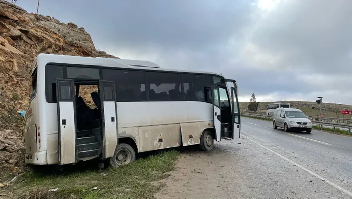 Şanlıurfa'da işçi servisi devrildi: 15 kişi yaralandı - 4