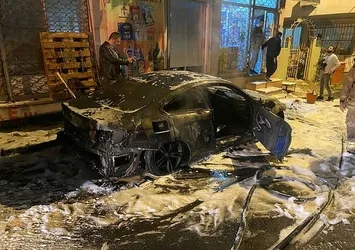 Park halindeki lüks otomobil alev alev yandı