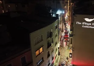 Beyoğlu'nda 6 katlı binada yangın!