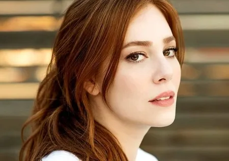 Elçin Sangu Instagram hesabından çocukluk fotoğrafını paylaştı! İşte ünlülerin çocukluk halleri