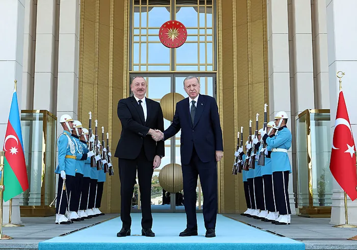 azerbaycan-cumhurbaskani-ilham-aliyev-turkiyede-baskan-erdogan-havalimaninda-karsiladi-1718023564796.jpg