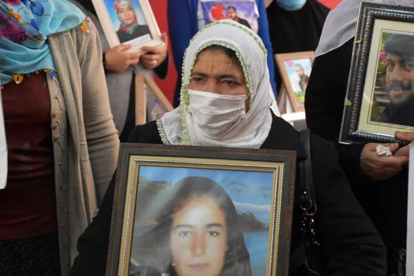 diyarbakir-anneleri-473uncu-gununde-bir-aile-daha-katildi-1608284401817.jpg Diyarbakır anneleri 473'üncü gününde! Bir aile daha katıldı - 1