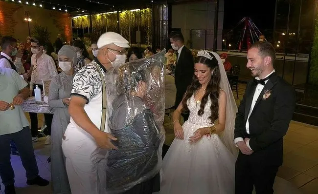 Samsun'daki düğünde kafasına poşet geçirip gelin ve damada sarıldı - 3