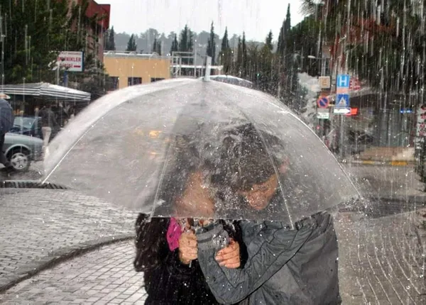 sibirya-uzerinden-giris-yapti-istanbullular-dikkat-beklenen-saganak-basladi-meteorolojiden-flas-uyari-1701663830773.jpg Sibirya üzerinden giriş yaptı 🌧️ İstanbullular dikkat: Beklenen sağanak başladı | Meteoroloji'den flaş uyarı - 9