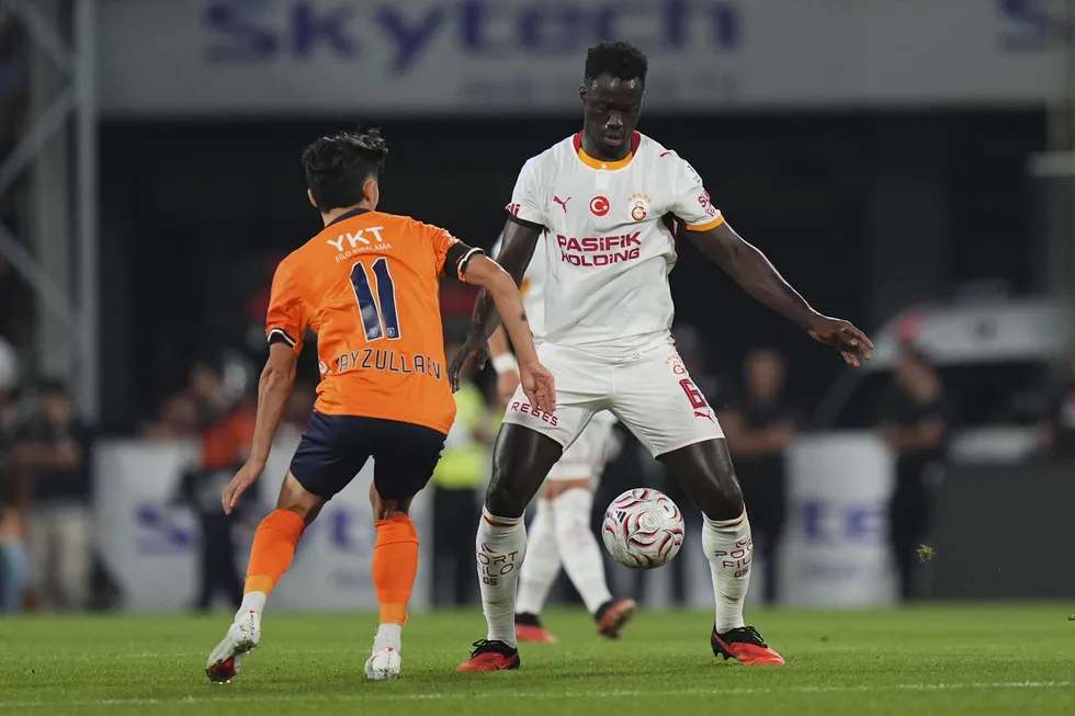 canli-anlatim-basaksehir-galatasaray-1788544576875.jpg Gol düellosunda son söz Aslan'ın! Başakşehir 2-3 Galatasaray - 3