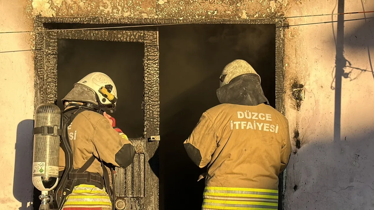 Düzce'de ev yangını! 3'ü çocuk 5 kişi dumandan etkilendi