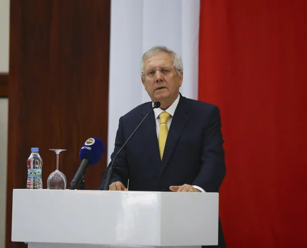 Aziz Yıldırım’dan Ali Koç’a Süper Kupa tepkisi: Süper Kupa finaline U19 ile çıkmak korkaklık ve armamıza yapılmış bir hakarettir