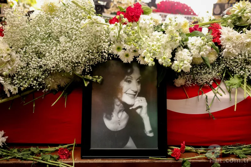 Türk tiyatrosunun usta ismi Yıldız Kenter son yolculuğuna uğurlandı 1