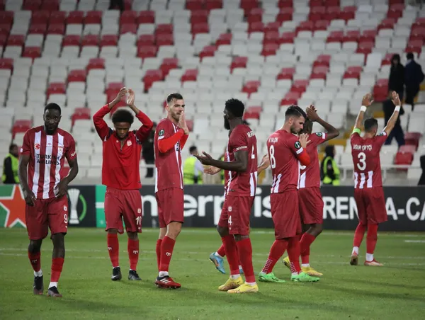 uefadan-4-turk-takimina-para-cezasi-1663093480984.jpg UEFA'dan 4 Türk takımına para cezası - 4