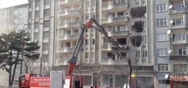 Depremin ardından ağır hasarlı binada yıkım gerçekleşti