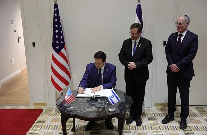 rubio-ve-netanyahudan-ortak-aciklama-irani-bitirecegiz-flas-suriye-aciklamasi-dusmanlarimiz-yaniliyor-1739714388664.jpg İsrail Cumhurbaşkanı Isaac Herzog ABD Dışişleri bakanı Marco Rubio'yu el pençe bekledi. (Reuters)