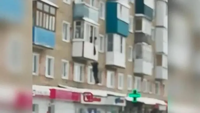 Rusya'da evli kadınla basılan adam böyle firar etti! O anlar kamerada - 1
