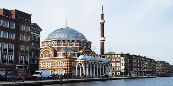 Hollanda'da camilere alçak saldırı! Mektuplarda Hz. Muhammed'e hakaret...
