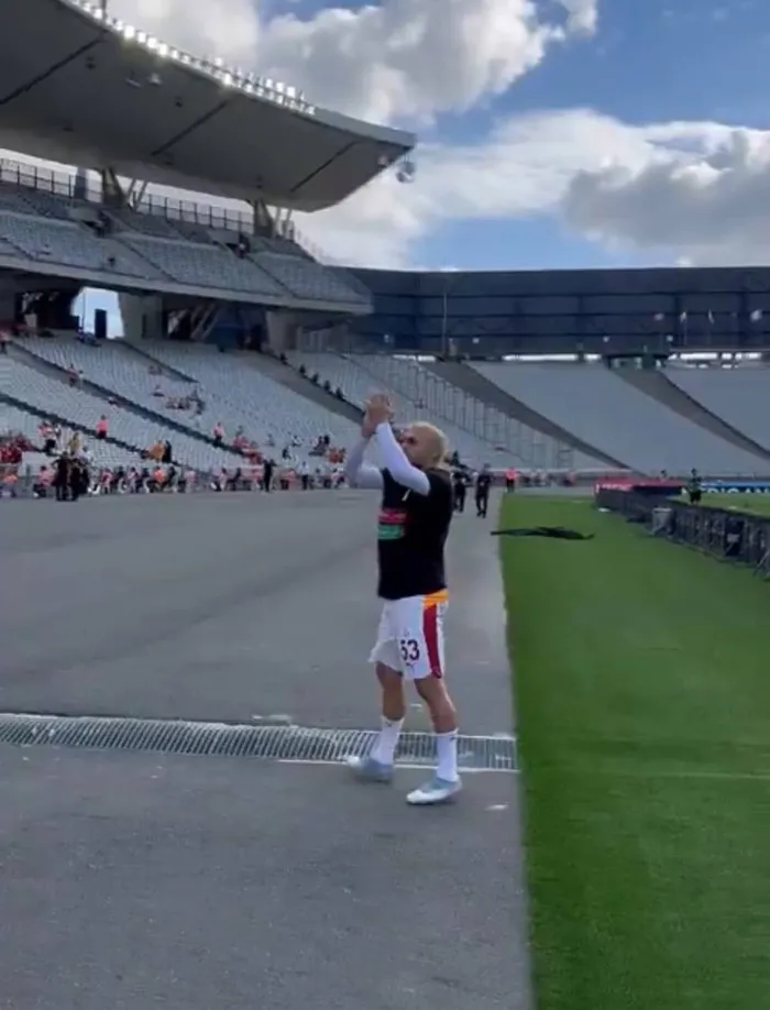 okan-buruktan-forvet-karari-iste-eyupspor-galatasaray-maci-11leri-belli-oldu-1757770727071.jpeg Barış Alper Yılmaz Eyüpspor maçı öncesi taraftarını alkışladı (AHABER)