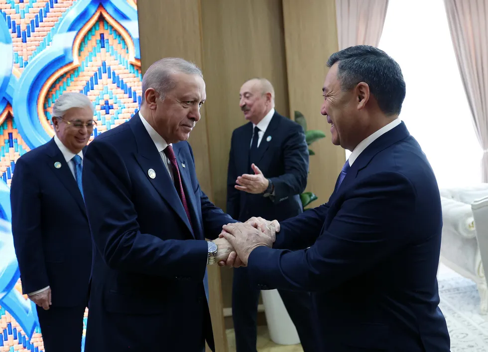 baskan-erdoganin-turkistan-cikarmasi-dunyada-yanki-uyandirdi-1778937262991.jpg Başkan Recep Tayyip Erdoğan ve Kazakistan Cumhurbaşkanı Kasım Cömert Tokayev, Türkiye-Kazakistan İş Forumu Kapanış Toplantısı'na katıldı. (AA)